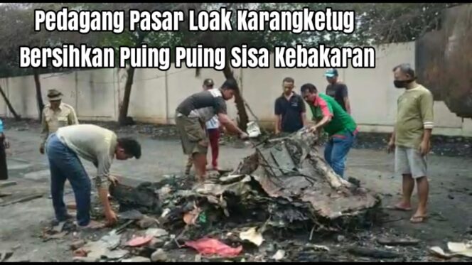 
Police Line Dibuka, Pedagang Pasar Loak Karangketug Bersihkan Sisa-sisa Kebakaran