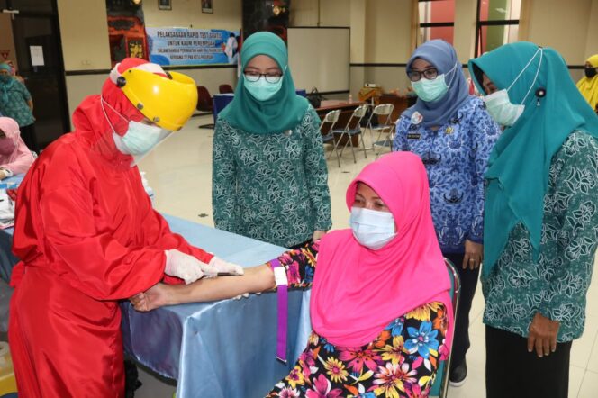 
Sambut Hari Ibu, Puluhan PKK di Kota Pasuruan Antusias Ikut Rapid Tes Gratis