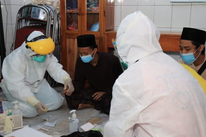 
Gugus Tugas Kota Pasuruan Tracing Keluarga Habib Hasan Assegaf dan Bagikan Probiotik untuk Masyarakat
