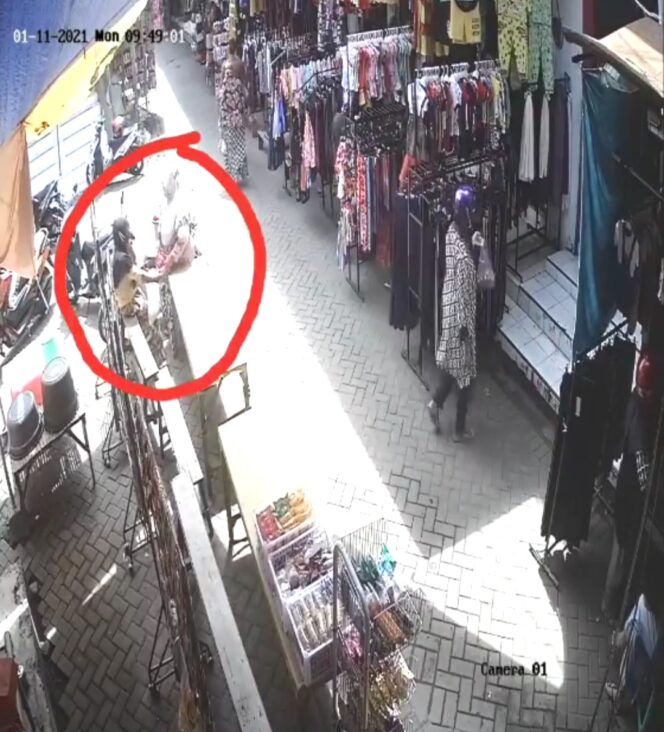 
Aksi Emak-emak Curi Rokok Dimasukan ke Dalam Rok,Terekam CCTV