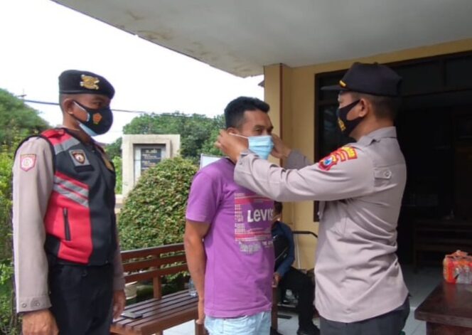 
Polsek Gending Gencar Operasi Yustisi, Puluhan Warga Bandel Disanksi Sosial