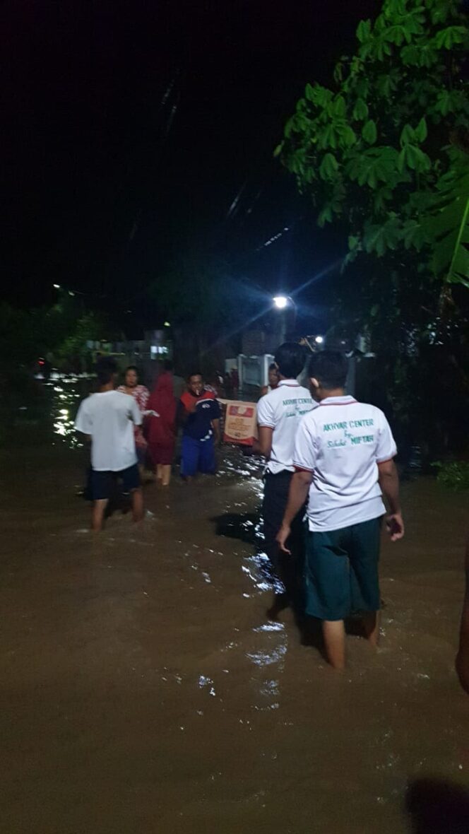 
Sahabat Miftah dan Akhyar Center Bagikan Puluhan Kardus Mie Instan hingga Ratusan Nasbung untuk Korban Banjir