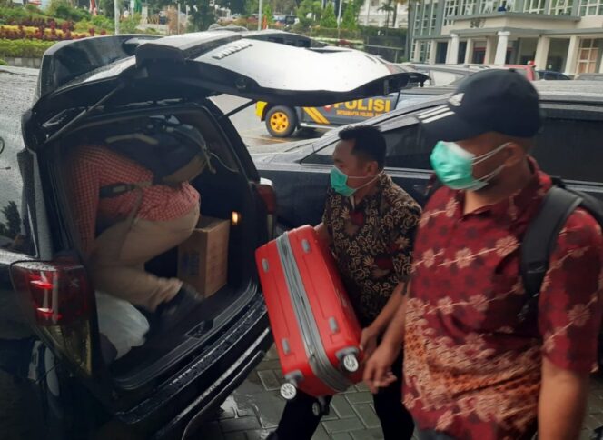 
Dari Kantor Dinas Perizinan Kota Batu, KPK Amankan 5 Koper