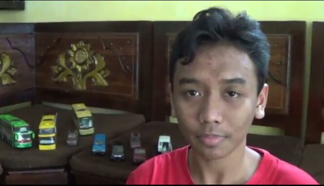 
Inspiratif, Remaja Belasan Tahun di Pasuruan Mengais Rezeki di Tengah Pandemi Berkah Miniatur Mobil