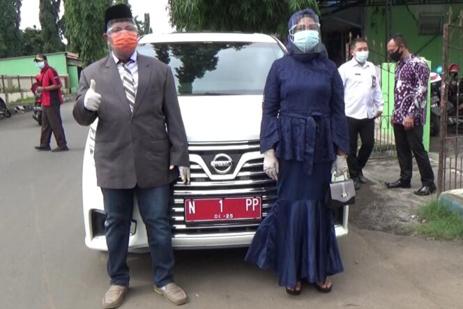 
Pengantin Ini Orang Pertama yang Gunakan Fasilitas Mobil Mewah Wali Kota Probolinggo Secara Gratis