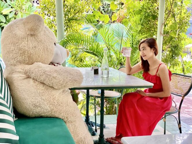 
Menikmati Ngafe Sambil Ditemani Boneka Beruang Besar nan Lucu