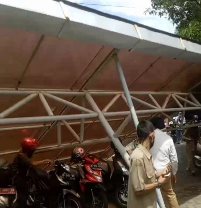 
Diterjang Angin Kencang, Kanopi Parkiran di Pemkot Pasuruan Ambruk