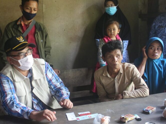 
Pemkab Probolinggo Bantah Bantuan untuk Keluarga Tuna Netra Diblokir