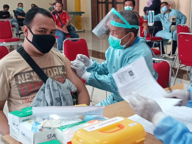 
Puluhan Wartawan di Pasuruan Divaksin