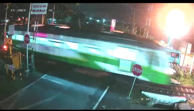 
Dihantam Kereta, Pengendara Motor Asal Surabaya Langsung Tewas Seketika