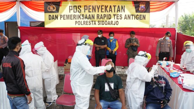 
Antisipasi Penyebaran Covid-19, Petugas Gabungan Lakukan Penyekatan Kendaraan yang Akan Masuk ke Sidoarjo