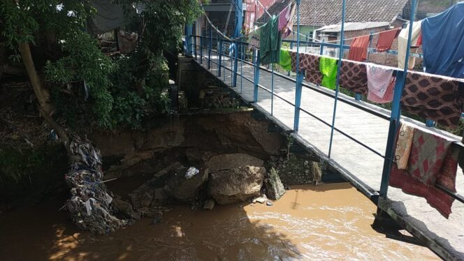 
Plesengan Jembatan Penghubung Polehan Jodipan Ambrol