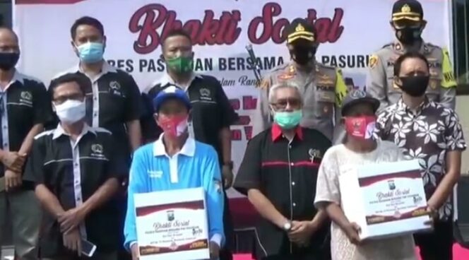
PWI Pasuruan Bersama Polres Pasuruan Bagi-bagi Sembako ke Tukang Becak dan Supeltas