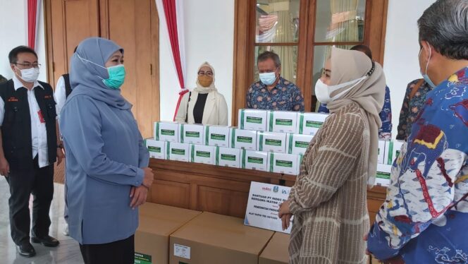 
Pemprov Jatim Terima 10 Ribu Alat Rapid Test Antigen dari Indec Diagnostic