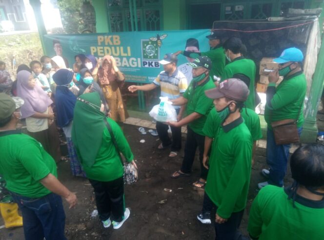 
Gunakan Gajinya, Faisol Riza Gelontorkan Bantuan untuk Korban Banjir Pasuruan