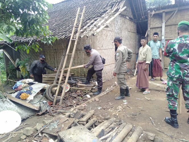 
Diterjang Angin Kencang, Dapur Rumah Warga Roboh dan Lukai Seseorang