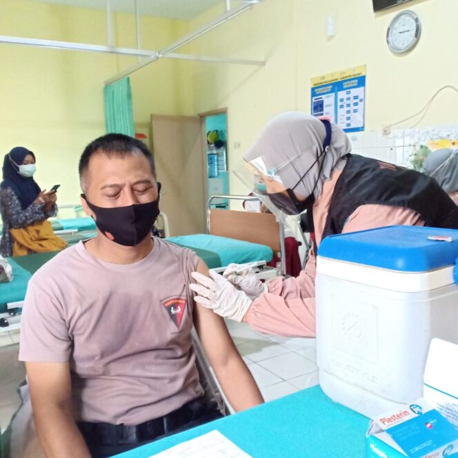 
Puluhan Polisi di Bululawang Berbondong-bondong Jadi Peserta Vaksinasi