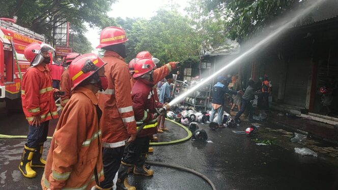 
Tiga Kios Helm Ludes Dilalap Si Jago Merah