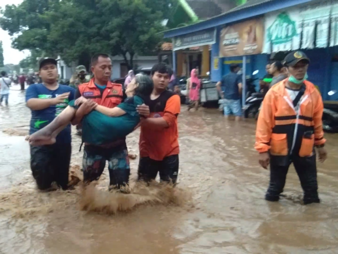 
Banjir Probolinggo Kian Parah, Tim Sar Evakuasi Warga Terdampak Banjir