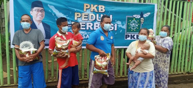 
Anggota DPR RI Faisol Riza Bantu Korban Banjir Dringu