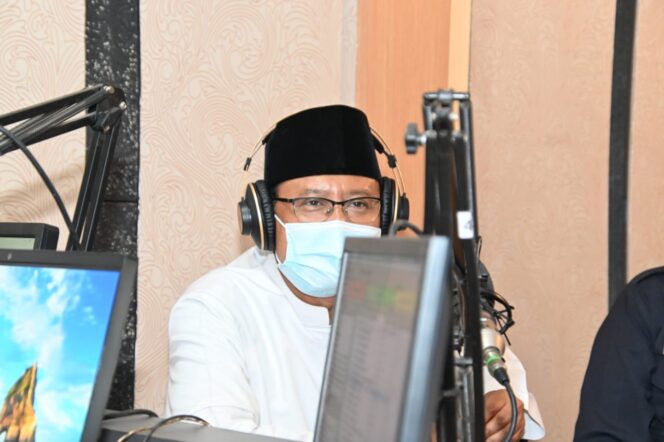 
Begini Aksi Gus Ipul dan Mas Adi Ikut Siaran Bareng di Radio