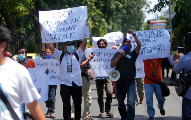 
Kecam Sikap Arogan Staf Kementerian Kelautan dan Perikanan, Puluhan Jurnalis di Probolinggo Gelar Demo