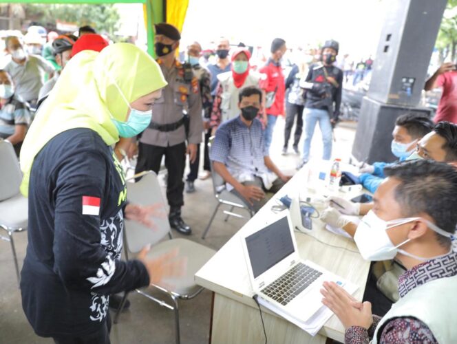 
Gubernur Khofifah : Pedagang Pasar Termasuk Prioritas Penerima Vaksinasi Covid-19