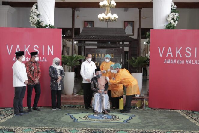
Tinjau Vaksinasi di Sidoarjo, Jokowi Pastikan Vaksin Astrazaneca Aman dan Halal