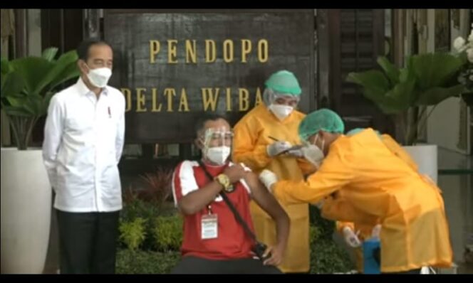 
Presiden Jokowi : Seluruh Ponpes di Jatim Siap Divaksin AstraZeneca