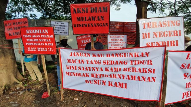 
Protes Perusahaan AMDK, Warga Gelar “Aksi Diam” Tuntut Keadilan