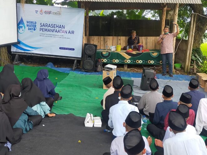 
Hari Air Sedunia, Pabrik Aqua Pandaan Ajak Santri Lestarikan Air
