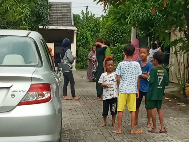 
Digoyang Gempa, Warga Pasuruan Berhamburan Keluar Rumah