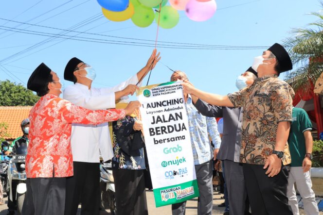 
Pengantin Baru di Kota Pasuruan Bisa Urus KTP dan KK Elektronik dari Rumah