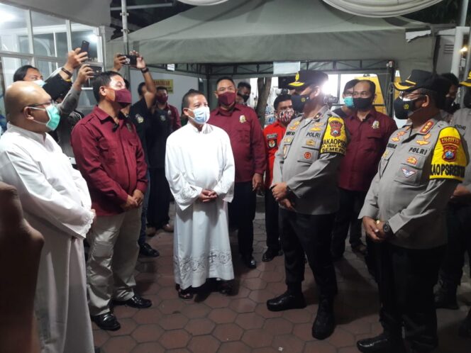 
Pastikan Keamanan Jemaat, Wakapolda Jatim Tinjau Pengamanan Gereja di Sidoarjo
