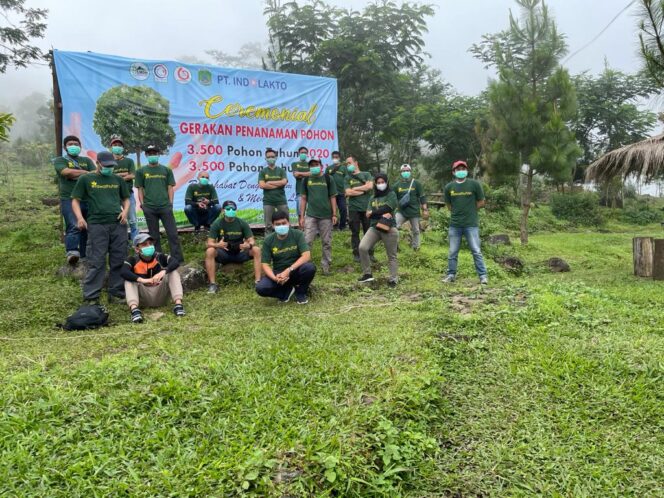 
Peduli Alam, PT. Indolakto Purwosari Tanam 3500 Pohon di Lereng Arjuno