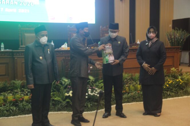 
Bupati Pasuruan Irsyad Yusuf Sampaikan LKPJ Tahun Anggaran 2020
