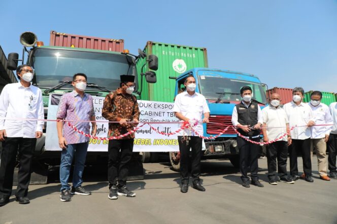 
Menteri Perdagangan RI Lepas Produk Furniture Ekspor ke Amerika Serikat