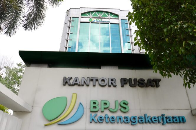 
Presiden Jokowi Teken Inpres Perintahkan Seluruh Elemen Pemerintahan Dukung BPJS Ketenagakerjaan