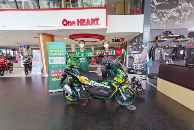 
Bentuk Cinta Persebaya, Bonek Surabaya Menangkan Lelang motor ADV150 Edisi Persebaya