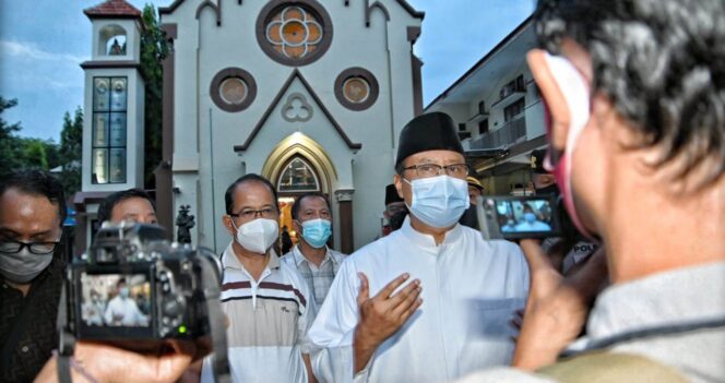 
Berkunjung ke Gereja St. Antonius Padua Pasuruan, Gus Ipul: Terima Kasih Turut Ciptakan Keharmonisan