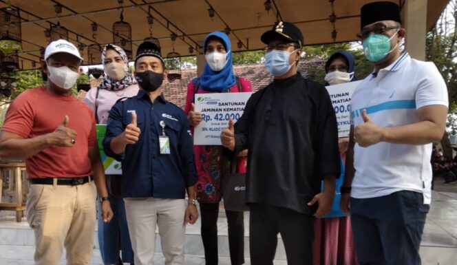 
Bersama Gus Ipul BPJAMSOSTEK Pasuruan Serahkan Klaim Manfaat Kepada Masyarakat Pekerja di Pasar Burung