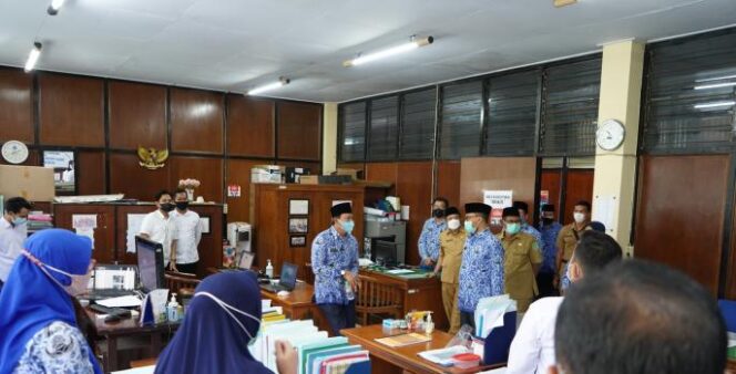 
Hari Pertama Masuk Pasca Lebaran, Bupati Irsyad Sidak ke Sejumlah OPD
