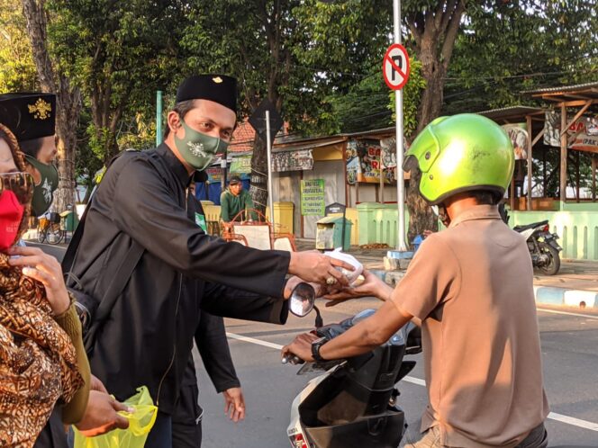 
Gerakan Ramadan Berbagi, Lakpesdam PCNU Kota Pasuruan Gandeng Bikers Bagi-bagi Takjil