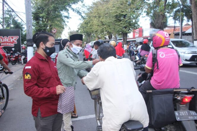 
Tebar Kebaikan di Penghujung Ramadan, Kabarpas Bagikan Puluhan Takjil untuk Warga dan Pengguna Jalan