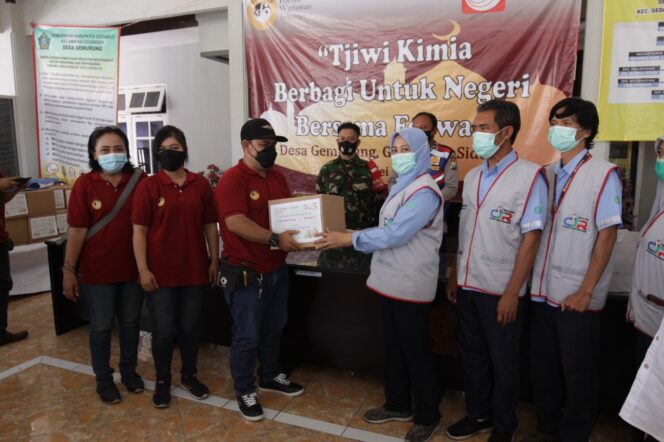 
Forwas dan Pabrik Kertas Tjiwi Kimia Beri Bantuan Sembako untuk Warga Gemurung