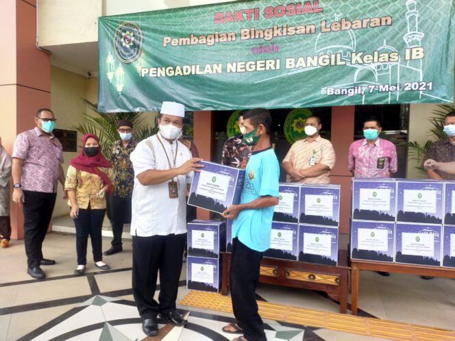 
PN Bangil Peduli, Beri Bingkisan Lebaran untuk Masyarakat Tak Mampu