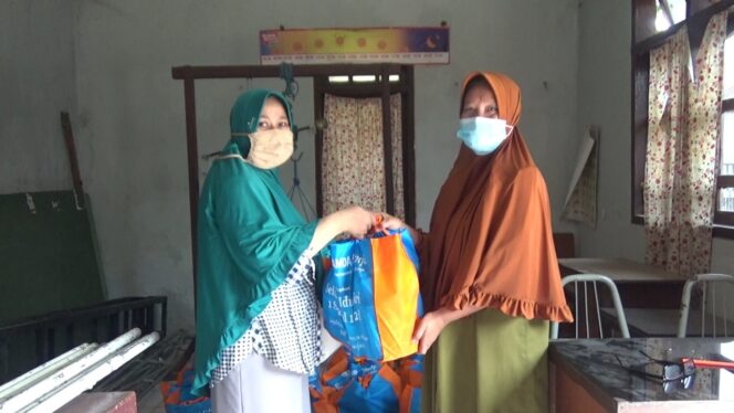 
SMA Muhammadiyah 2 Sidoarjo Bagikan Sembako dan Bingkisan Lebaran ke Warga Kurang Mampu