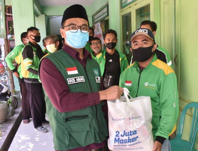 
Tebarkan Kebaikan, Lazisnu Kota Pasuruan Bagikan Ratusan Sembako hingga Masker untuk Ojol dan Sopir Angkot