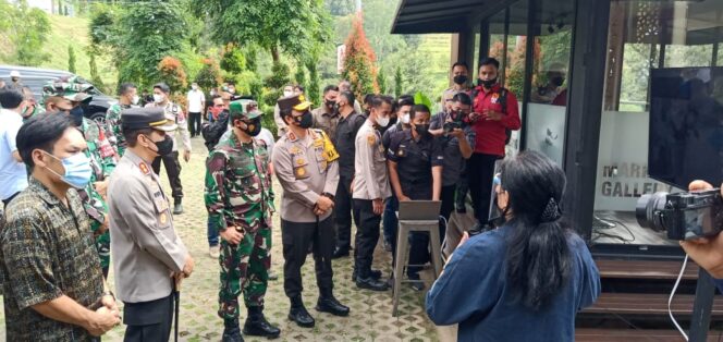 
Kapolda Jatim Bersama Pangdam V Brawijaya Tinjau Penerapan Prokes Tempat Wisata di Pasuruan