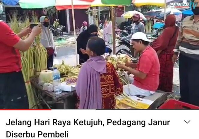 
Jelang Hari Raya Ketujuh, Pedagang Janur Diserbu Pembeli